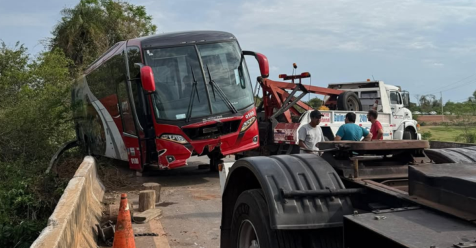 Acidente ocorrido na MS-156, a 5 Km de Miranda (MS), deixa rodovia interditada parcialmente por algumas horas. (Foto: Reprodução/Ponta Porã Mil Grau).
