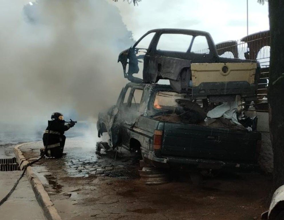 incendio-atinge-caminhonete-em-ferro-velho-e-mobiliza-bombeiros-em-caarapo-693776d634209