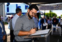 Presidente da Câmara de Vereadores de Caarapó participa de assinatura de projetos do Governo do MS