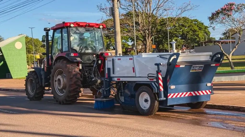 caarapo-reforca-limpeza-urbana-com-aquisicao-de-varredora-mecanica-e-trator-agricola-6a393c5c1805f