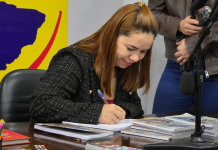 Emoção marca noite de lançamento de livro da professora Luciene Barbosa