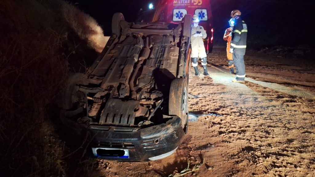 casal-se-desentende-motorista-perde-controle-e-carro-tomba-em-caarapo-6a4b12040e2b3