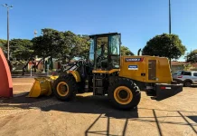 Nova pá carregadeira reforça estrutura de serviços e obras em Caarapó