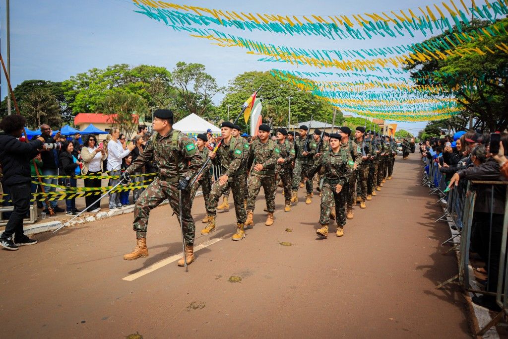 desfile-civico-militar-reune-mais-de-60-entidades-e-leva-grande-publico-as-ruas-6aa04c4b54ec4