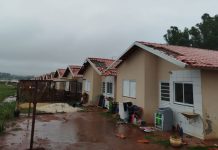 Temporal com forte rajada de vento destelha casas e derruba árvores em Caarapó
