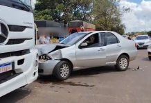 Colisão entre carreta e dois carros deixa condutor ferido em Caarapó